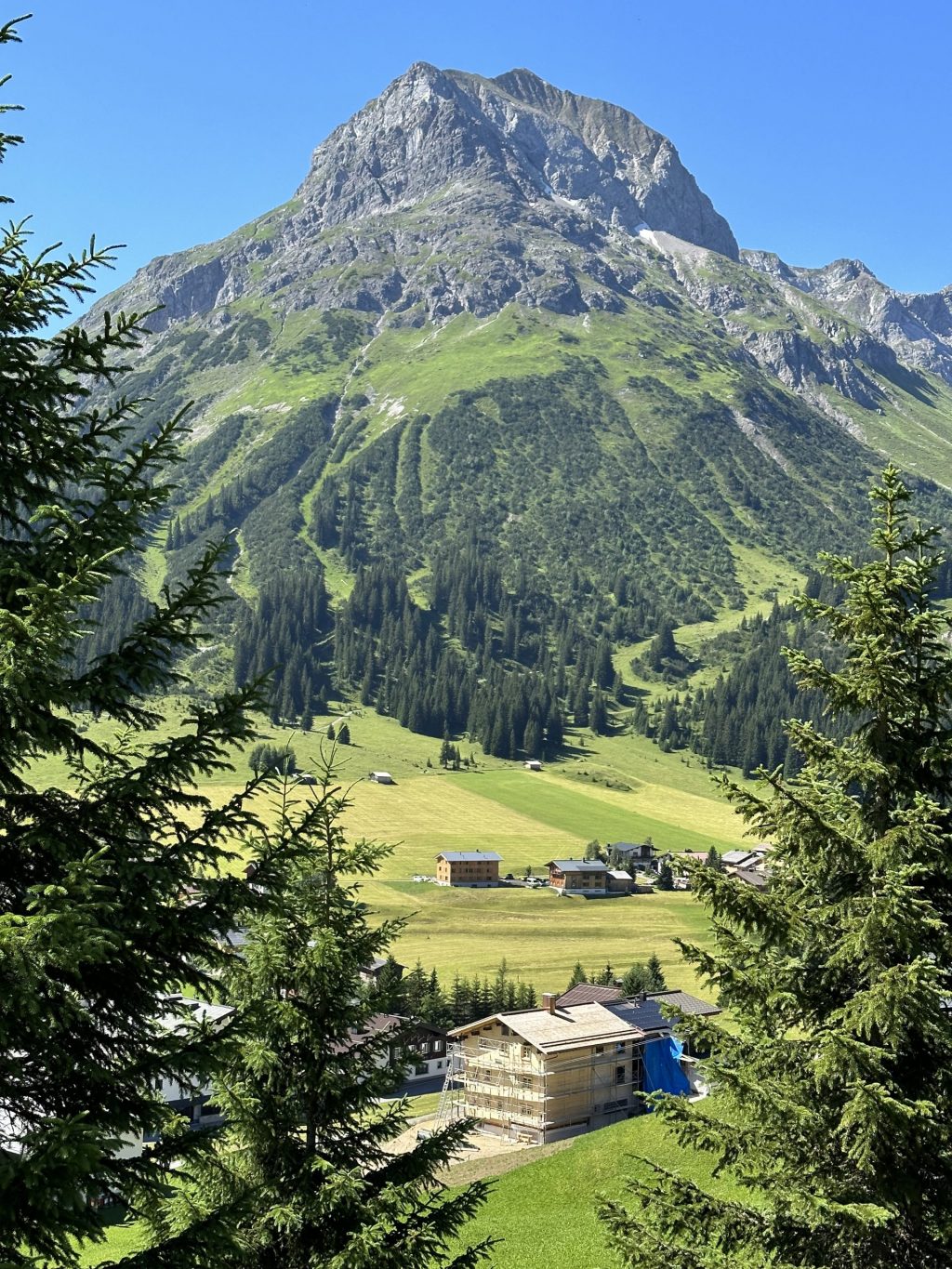 Sonnenhof mit Berg