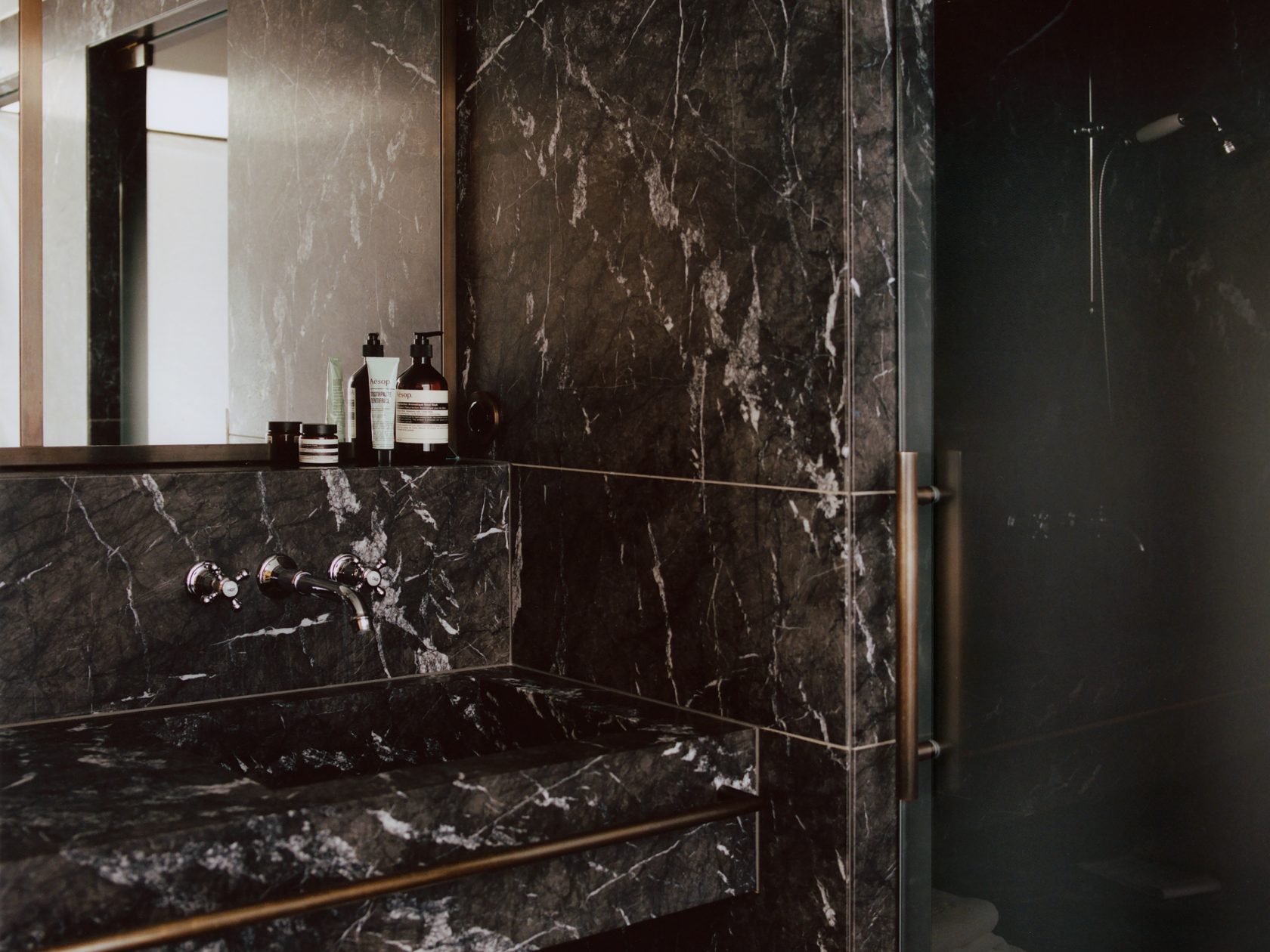 Badezimmer im Almhof Schneider mit Spiegel und schwarzem Marmor